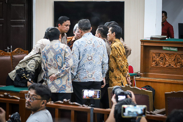 Tim hukum Sekjen PDIP Hasto Kristiyanto menghadiri sidang putusan gugatan praperadilan di Pengadilan Negeri Jakarta Selatan, Kamis (13/2/2025). Foto: Iqbal Firdaus/kumparan