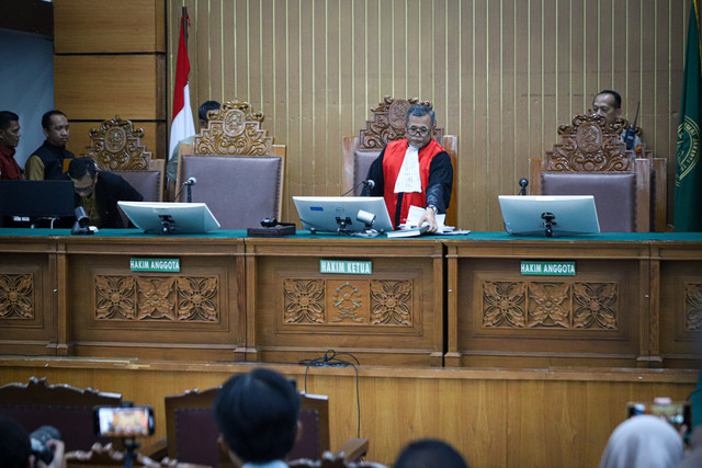 Hakim tunggal Djuyamto membacakan putusan gugatan praperadilan Sekjen PDIP Hasto Kristiyanto di Pengadilan Negeri Jakarta Selatan, Kamis (13/2/2025). Foto: Iqbal Firdaus/kumparan