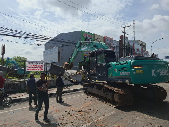 Eksekusi lahan di Jalan Ap Pettarani, Kota Makassar, Kamis (13/2/2025). Dok: kumparan