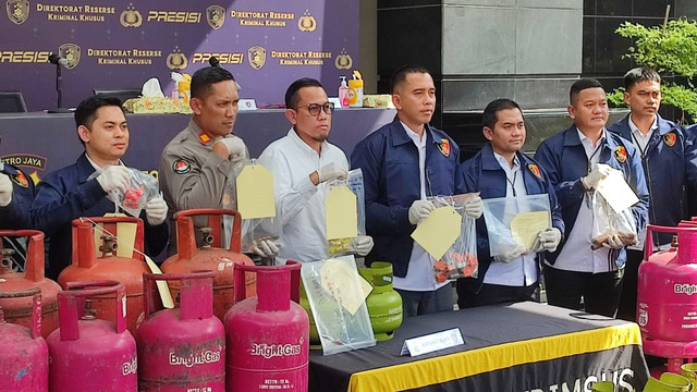 Polisi menunjukkan barang bukti saat rilis kasus oplos gas LPG ilegal di Polda Metro Jaya, Jakarta, Kamis (13/2/2025). Foto: Rachmadi Rasyad/kumparan