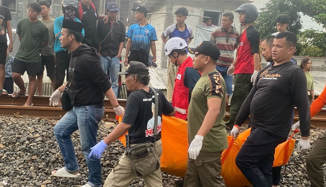 Petugas saat mengevakuasi jasad pelajar yang tewas tertabrak kereta di Semarang, Kamis (13/2/2025). Foto: Intan Alliva Khansa/kumparan