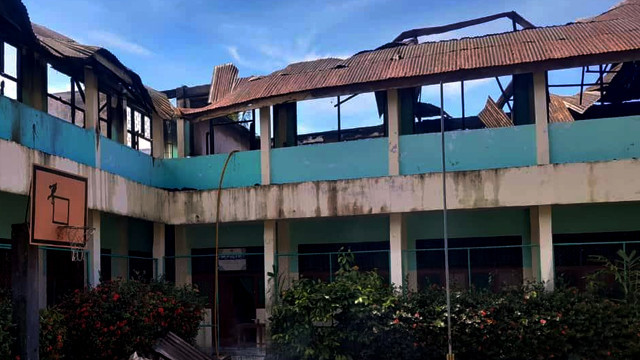 Kondisi bangunan sekolah MTs Almuhajirin di Manado yang terbakar.