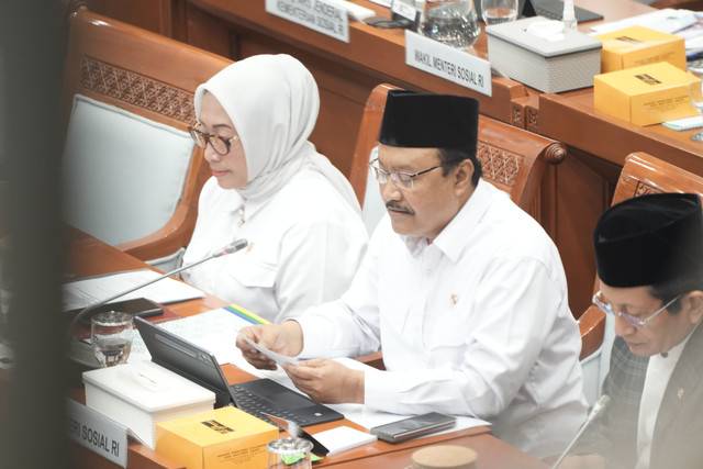 Mensos Saifullah Yusuf saat Rapat Kerja (Raker) dengan Komisi VIII DPR RI, Senayan, Jakarta, Kamis (13/2/2024). Foto: Kemensos RI