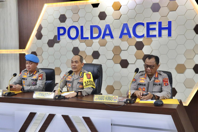 Kabid Propam Polda Aceh Kombes Pol Eddwi Kurniyanto (kiri), Kepala Irwasda Polda Aceh Kombe Pol Djoko Susilo (tengah), dan Kabid Humas Polda Aceh Kombes Pol Joko Krisdiyanto (kanan). Foto: Dok. Polda Aceh