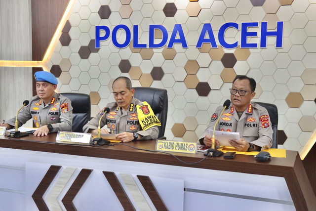 Kabid Propam Polda Aceh Kombes Pol Eddwi Kurniyanto (kiri), Kepala Irwasda Polda Aceh Kombe Pol Djoko Susilo (tengah), dan Kabid Humas Polda Aceh Kombes Pol Joko Krisdiyanto (kanan). Foto: Dok. Polda Aceh