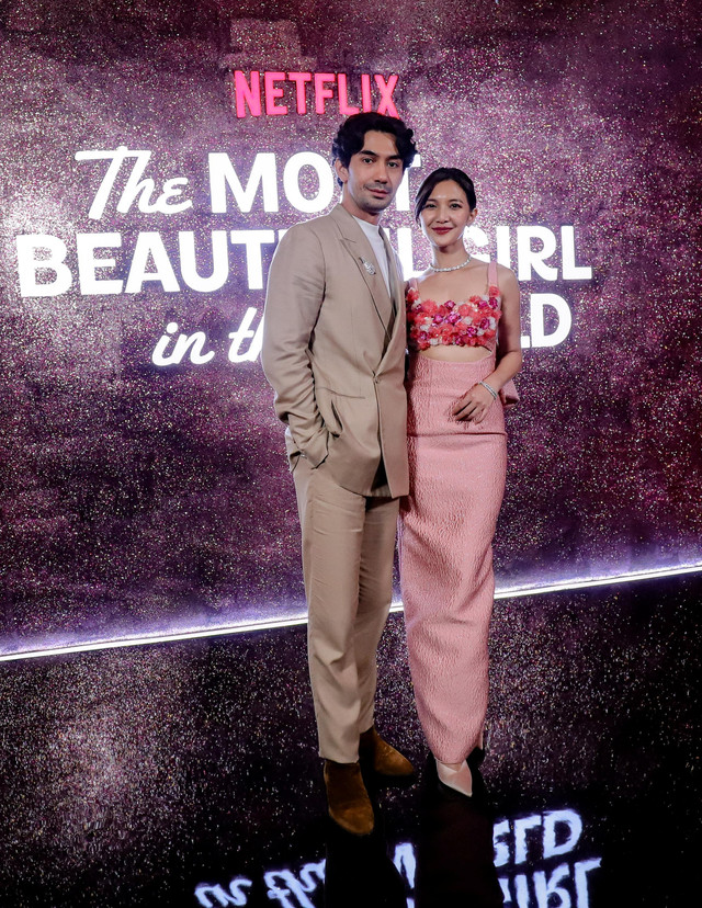 Aktor Reza Rahadian dan Aktris Sheila Dara Aisha berpose saat red carpet film The Most Beautiful Girl in The World di Metropole XXI, Jakarta, Kamis (13/2/2025). Foto: Jamal Ramadhan/kumparan