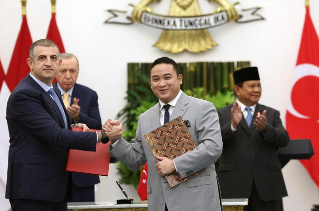 Presiden Prabowo Subianto menyaksikan penandatangan perjanjian Joint Venture Agreement (JVA) antara dua perusahaan teknologi pertahanan Turki dengan Republikorp di Istana Negara, Rabu (12/2/2025). Foto: Dok. Istimewa