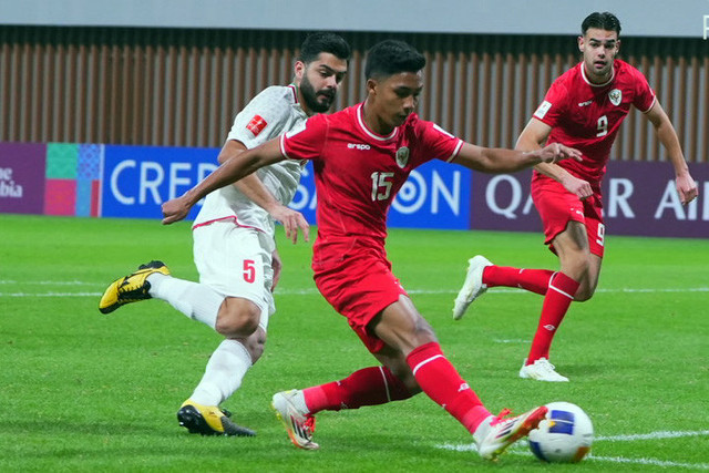 Pemain Timnas Indonesia U-20 Marselinus Ama Ola berebut bola dengan pemain Timnas Iran U20 Erfan Darvish Aali pada pertandingan Piala Asia U-20 2025 di Shenzen Youth Football Stadium, Shenzhen, Guangdong, China, Kamis (13/2/2025). Foto: Humas PSSI/ANTARA FOTO