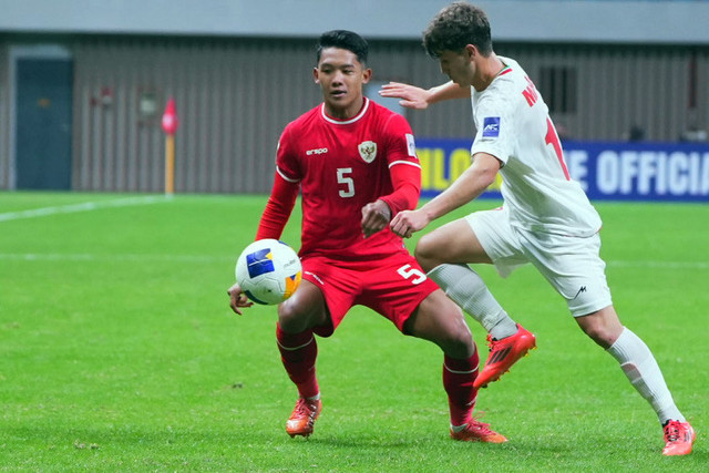 Pemain Timnas Indonesia U-20 Muhammad Alfharezzi Buffon berebut bola dengan pemain Timnas Iran U20 Mohammad Dindar pada pertandingan Piala Asia U-20 2025 di Shenzen Youth Football Stadium, Shenzhen, Guangdong, China, Kamis (13/2/2025). Foto: Humas PSSI/ANTARA FOTO