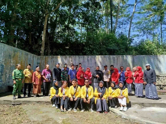 Dokumentasi foto bersama dengan perangkat desa, camat Tengaran, tokoh masyarakat, dan PDAM Salatiga pada acara Susuk Wangan di sumber mata air Dalem Palerman Si Gojek. (Foto: Dok Pribadi)