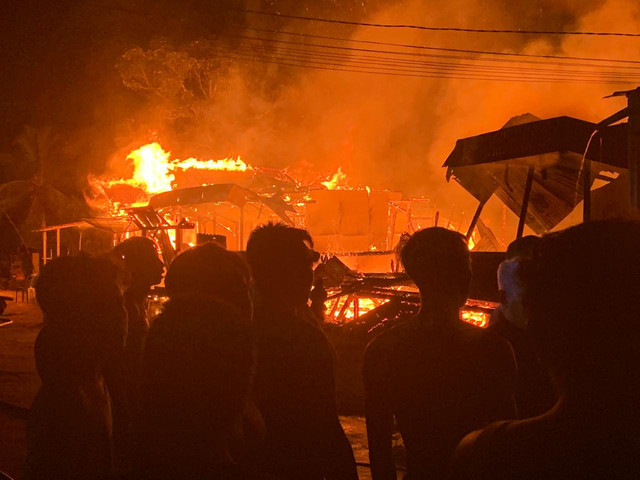 Rumah warga di Dusun Semaong, Desa Peniti, Kabupaten Sekadau, terbakar. Foto: Dok. Istimewa