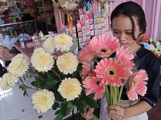 Bunga gerbera warna putih dan pink yang banyak diminati warga Surabaya. Foto: Masruroh/Basra