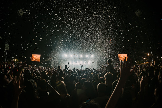 Jadwal Konser Dewa 19 2025. Foto hanya sebagai ilustrasi saja, bukan tempat sebenarnya. Sumber: Unsplash/Danny Howe.