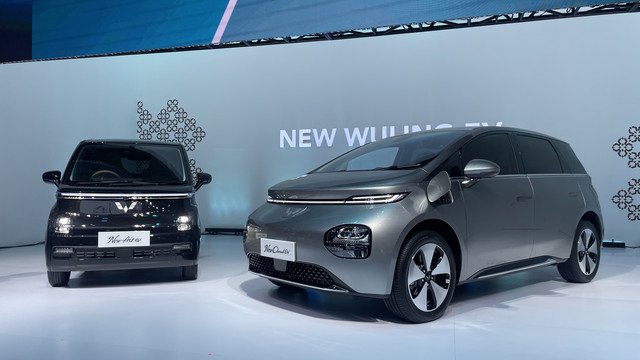 Wuling Motors meluncurkan dua mobil listrik baru, New Wuling Air ev dan New Cloud EV di IIMS 2025. Foto: Sena Pratama/kumparan