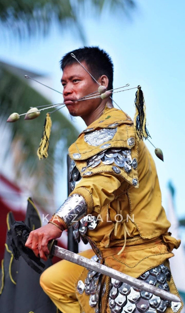 Agus saat melakukan atraksi sebagai tatung di perayaan Cap Go Meh Singkawang. Foto: Dok. Istimewa