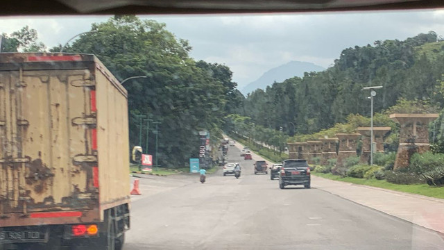 Suasana jalan tol Jagorawi hingga exit gerbang tol Sentul Selatan terpantau lancar jelang Presiden Prabowo mengundang DPR dan pimpinan parpol KIM ke Padepokan Garuda Yaksa, Hambalang, Bogor, Jumat (14/2/2025). Foto: Luthfi Humam/kumparan