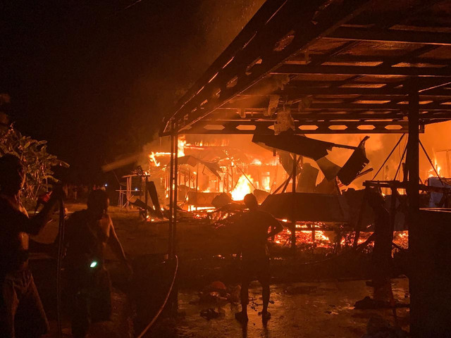 Warga berupaya memadamkan api yang menghanguskan rumah di Semaong Sekadau. Foto: Dok. Istimewa