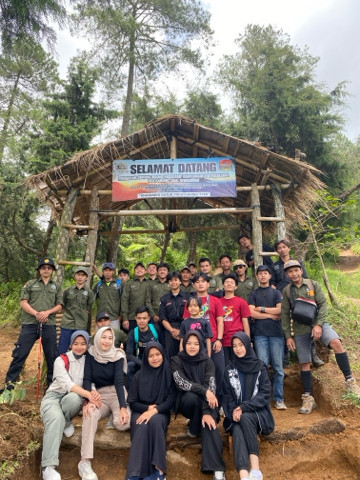 Peserta Reboisasi di Jalur Pendakian Gunung Bismo via Tegalsari (sumber:Dok.Pribadi)