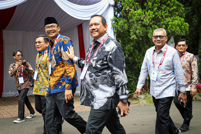 Sejumlah tamu hadir dalam pertemuan antara Presiden RI Prabowo Subianto dengan Ketua Parpol Koalisi Indonesia Maju (KIM) di Padepokan Garuda Yaksa, Hambalang, Bogor, Jumat (14/2/2025). Foto: Iqbal Firdaus/kumparan