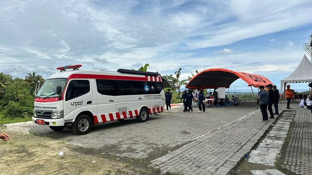 Simulasi penanganan korban di pesisir Pangandaran (Foto: Donny Nurhamsyah)