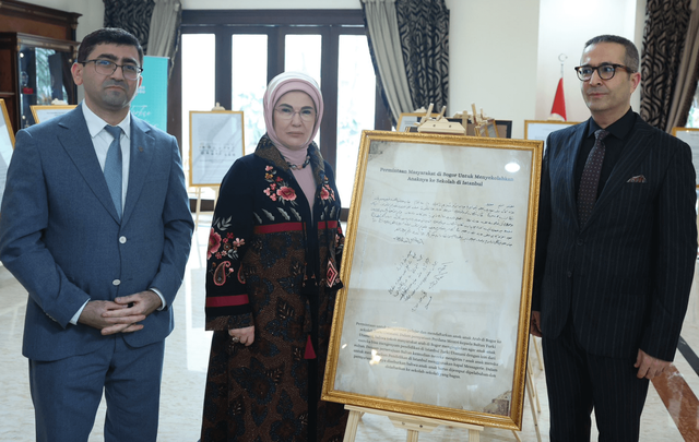 Ibu Negara Turki Emine Erdogan memakai batik saat berkunjung ke pusat budaya Turki Institut Yunus Emre di Jakarta, Rabu (12/2/2025). Foto: X/@EmineErdogan