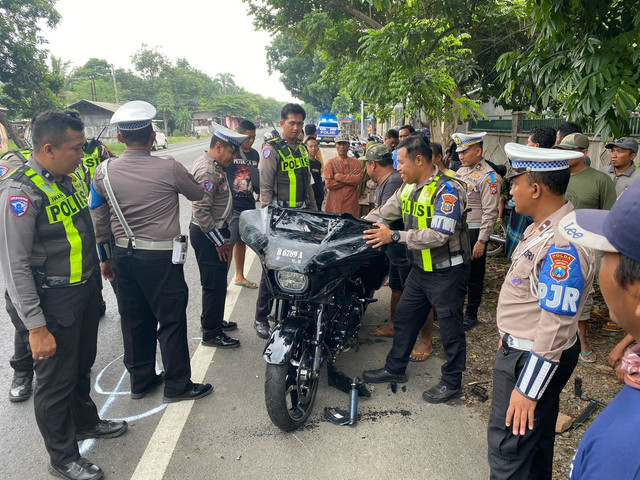 Polisi memeriksa kondisi Motor Harley-Davidson milik Bendahara Umum Demokrat Renville Antonio yang rusak akibat kecelakaan di Situbondo, Jumat (14/2/2025). Foto: Dok. Istimewa