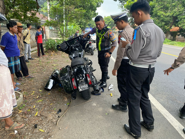 Polisi memeriksa kondisi Motor Harley-Davidson milik Bendahara Umum Demokrat Renville Antonio yang rusak akibat kecelakaan di Situbondo, Jumat (14/2/2025). Foto: Dok. Istimewa