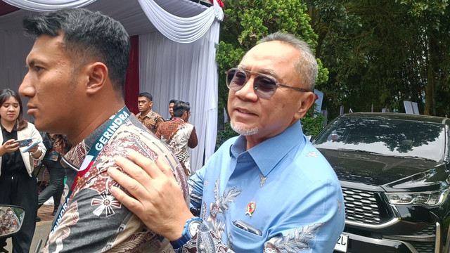 Ketua Umum PAN Zulkifli Hasan naik motor ke Padepokan Garuda Yaksa, Hambalang, Bojo Koneng, Jawa Barat, Jumat (14/2). Dok: Zamachsyari