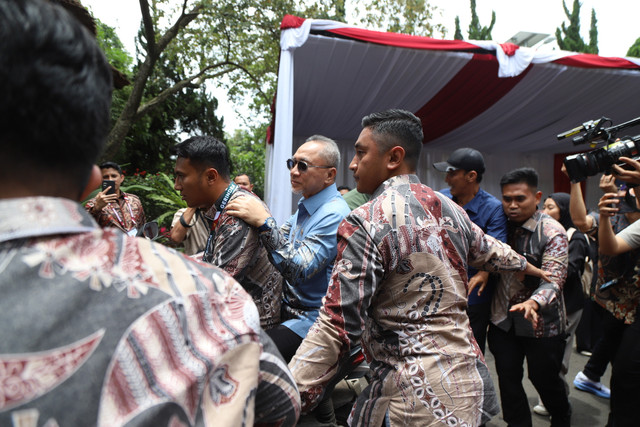 Ketua Umum PAN Zulkifli Hasan naik motor ke Padepokan Garuda Yaksa, Hambalang, Bojo Koneng, Jawa Barat, Jumat (14/2). Foto: Iqbal Firdaus/kumparan