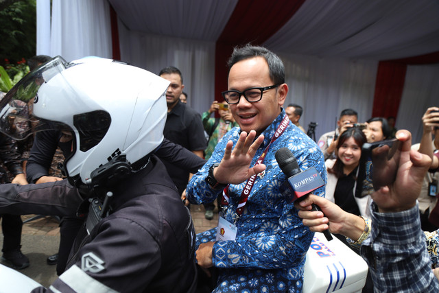 Wamendagri Bima Arya naik motor ke Padepokan Garuda Yaksa, Hambalang, Bojo Koneng, Jawa Barat, Jumat (14/2). Foto: Iqbal Firdaus/kumparan