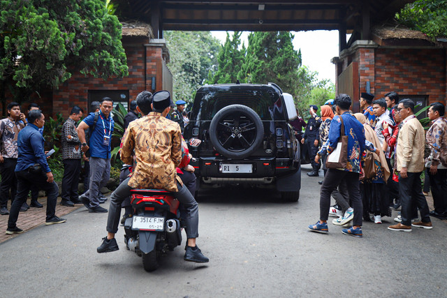 Sejumlah tamu undangan pertemuan antara Presiden RI Prabowo Subianto dan Ketum Parpol KIM tiba di Padepokan Garuda Yaksa, Hambalang, Bogor, Jumat (14/2/2025). Foto: Iqbal Firdaus/kumparan