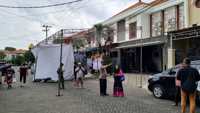 Suasana rumah duka Bendahara Umum DPP Partai Demokrat, Renville Antonio di Jemursari Regency, Surabaya, Jumat (14/2/2025). Foto: Farusma Okta Verdian/kumparan