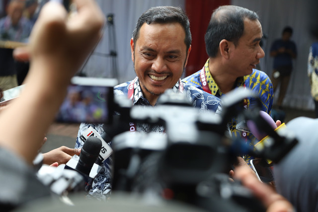 Politisi Partai NasDem Willy Aditya saat diwawancarai wartawan di Padepokan Garuda Yaksa, Hambalang, Bogor, Jumat (14/2/2025). Foto: Iqbal Firdaus/kumparan