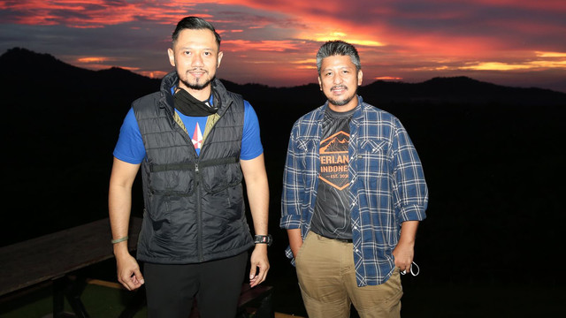 Bendum Demokrat Renville Antonio (kanan) saat fotobersama dengan Menteri Koordinator Bidang Infrastruktur dan Pembangunan Kewilayahan Agus Harimurti Yudhoyono (AHY). Foto: Dok. Demokrat