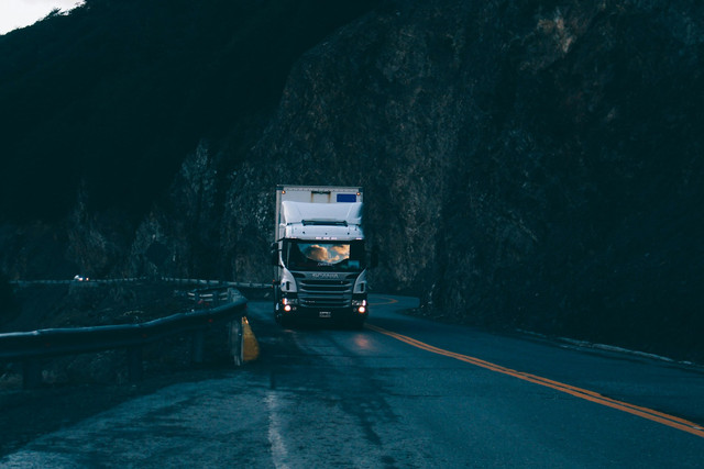 Ilustrasi cara main truck simulator ultimate. Sumber: seb creativo/unsplash