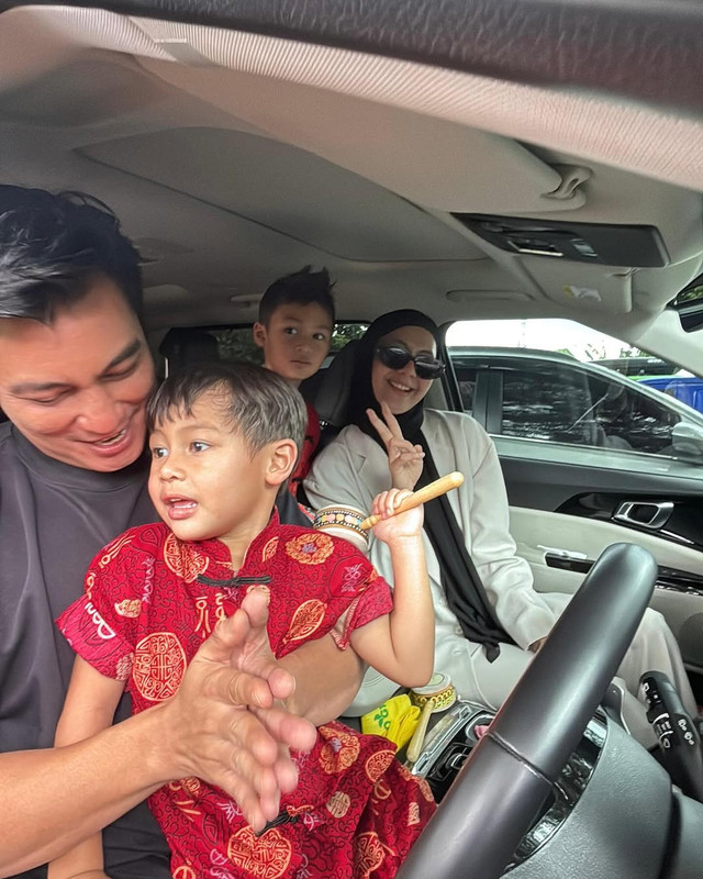 Baim Wong unggah momen kebersamaan dengan Paula Verhoeven dan anak-anak. Foto: Instagram @baimwong