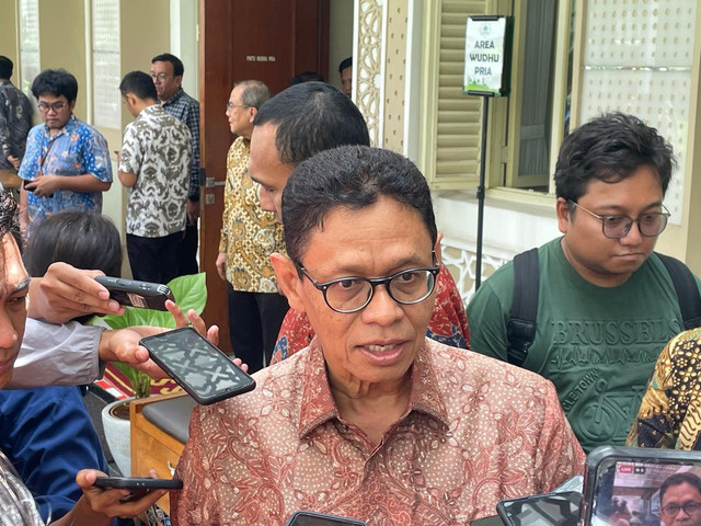 Wakil Menteri Energi dan Sumber Daya Mineral (ESDM) Yuliot Tanjung menjawab pertanyaan wartawan saat di Kantor Kementerian ESDM, Jumat (14/2). Foto: Ghifari/kumparan 