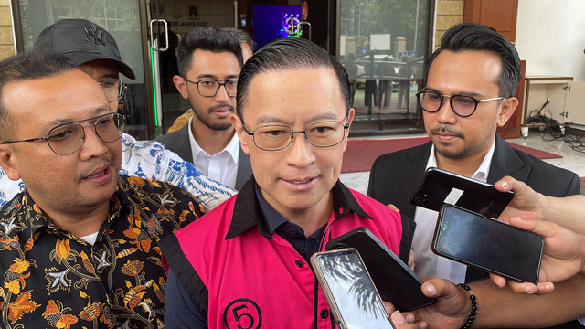 Eks Menteri Perdagangan RI  Thomas Trikasih Lembong atau Tom Lembong usai proses pelimpahan berkas perkara ke Kejaksaan Negeri Jakarta Pusat, Jumat (14/2/2025). Foto: Fadhil Pramudya/kumparan