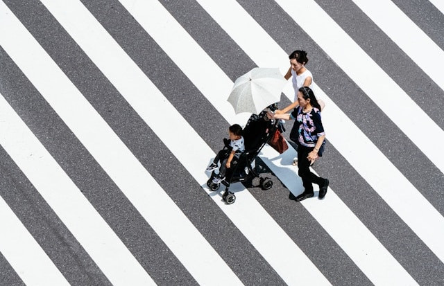 Ilustrasi cara naik eskalator dengan stroller. Foto: Unsplash/Ryoji Iwata