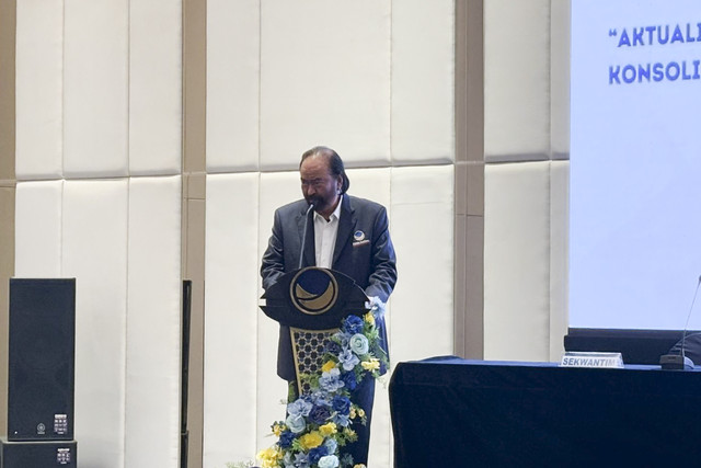 Ketua umum NasDem Surya Paloh membuka rapat koordinasi nasional dewan pertimbangan NasDem se Indonesia di NasDem Tower, Jakarta pada Jumat (14/2/2025). Foto: Abid Raihan/kumparan