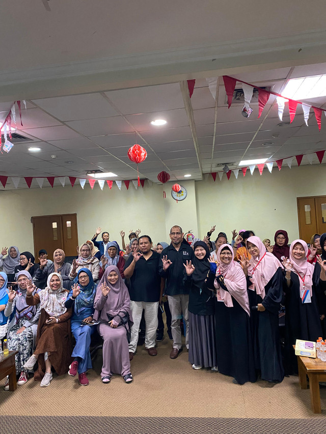 Foto : Sahmullah Rivqi, Sekjen OK OCE (baju hitam) berfoto bersama dengan Komunitas Penggerak OK OCE, Aula Dinas Kearsipan dan Perpustakaan Depok, Jawa Barat, 12 Februari 2025