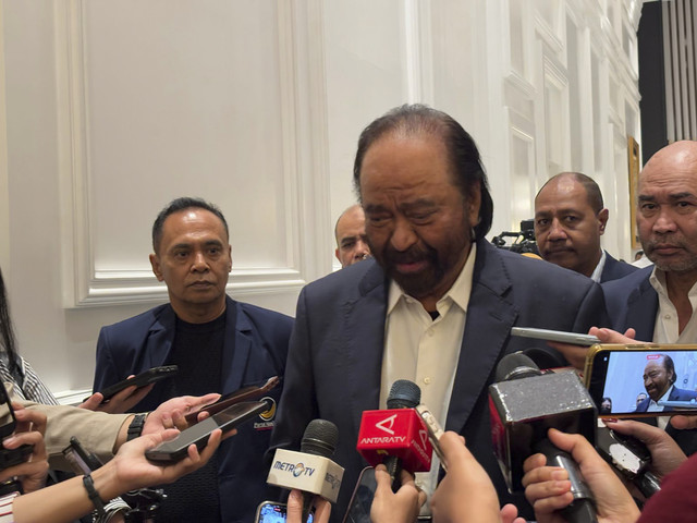 Ketua Umum NasDem, Surya Paloh, menemui wartawan di NasDem Tower Jakarta pada Jumat (14/2/2025).  Foto: Abid Raihan/kumparan