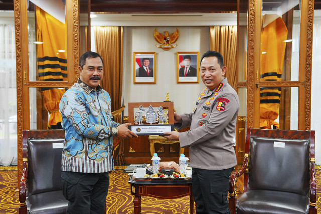 Menteri Imipas Agus Andrianto melakukan pertemuan dengan Kapolri Jenderal Listyo Sigit Prabowo di Gedung Rupattama Mabes Polri, Jakarta, Jumat (14/2/2025). Foto: Dok. Polri