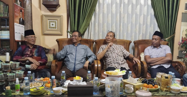 Mahfud MD dan para sesepuh Madura di Yogyakarta yang tergabung dalam Forum Permusyawaratan Sesepuh Masyarakat Madura. Foto: Dok. Istimewa