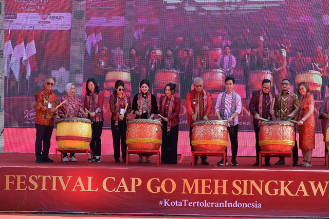 Wakil Presiden (Wapres) Gibran Rakabuming Raka, menghadiri Festival Cap Go Meh Singkawang 2025 yang berlangsung di depan Kantor Wali Kota Singkawang. Wapres turut memukul Loku dalam seremoni pembukaan bersama PJ Gubernur Kalimantan Barat, dr. H. Harrison, M. Kes dan menyaksikan Pawai Tatung yang diikuti oleh ribuan peserta. Foto: Dok. PLN Kalbar