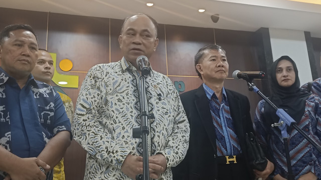 Menteri Koperasi (Menkop) Budi Arie Setiadi dan Ketua Umum KSP Intidana Darius Limantara, saat konferensi pers di Kantor Kemenkop, Jakarta, Jumat (14/2/2025). Foto: Muhammad Fhandra Hardiyon/kumparan