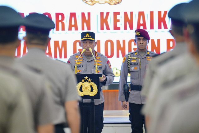 Kapolri Jenderal Listyo Sigit Prabowo memimpin upacara kenaikan pangkat 22 perwira tinggi Polri di Gedung Rupatama Mabes Polri, Jakarta, Jumat (14/2/2025). Foto: Dok. Polri