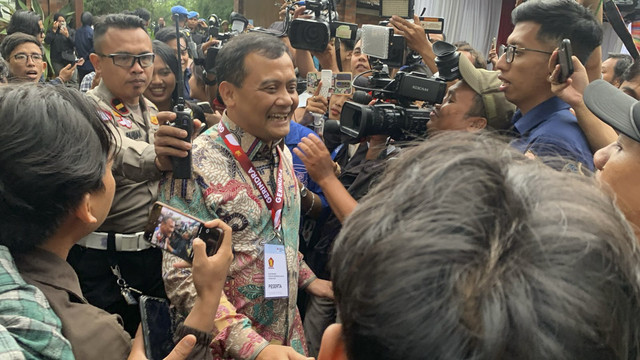 Gubernur Jawa Tengah Ahmad Luthfi mulai meninggalkan Padepokan Garuda Yaksa, Hambalang, Jumat (14/2/2025). Foto: Luthfi Humam/kumparan