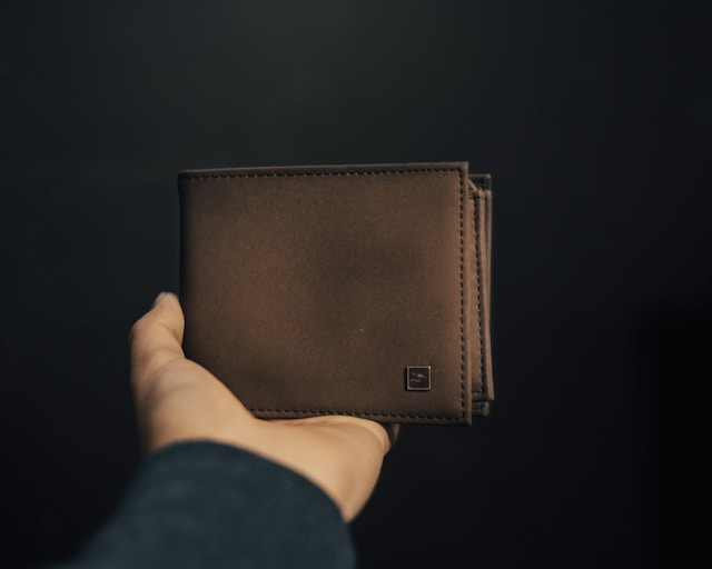 Ilustrasi untuk Rekomendasi Dompet Brodo Pria. Sumber: Unsplash/Jonathan Duran