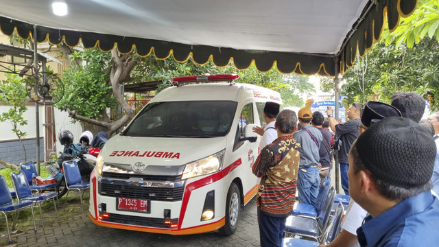 Jenazah Renville Antonio tiba di rumah duka di Jemursari Regency, Surabaya, Jumat (14/2/2025).  Foto: Farusma Okta Verdian/kumparan